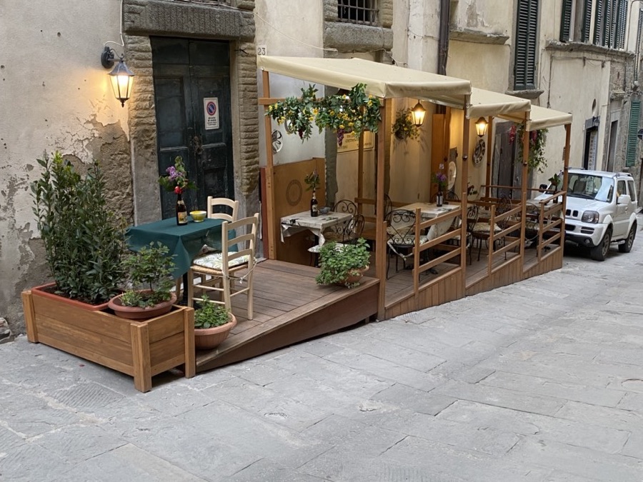 Larch terrace built for a brewery in the centre of Cortona